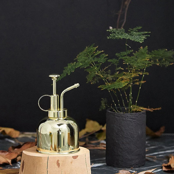 Vaporisateur doré pour plantes en laiton